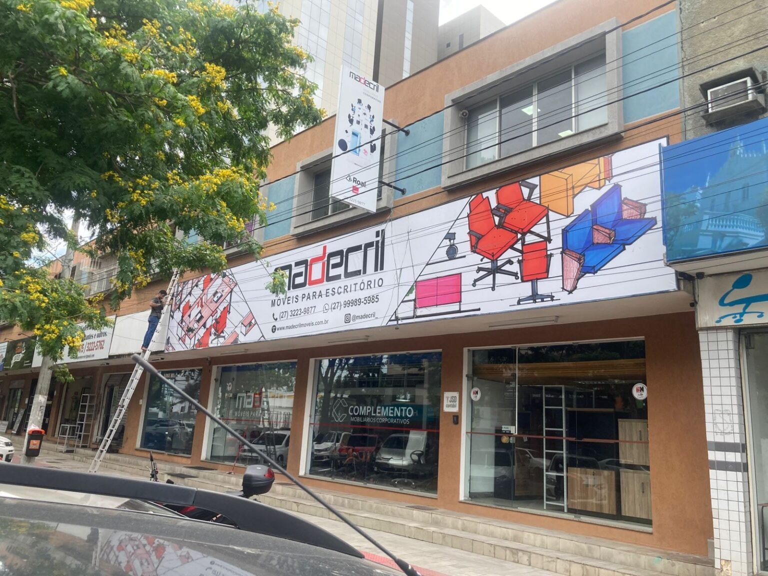 Projeto de fachada e presença digital da Madecril Móveis
